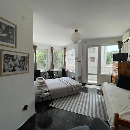 Modern Flat Near Downtown דירה *