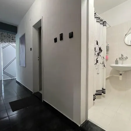 Modern Flat Near Downtown דירה *