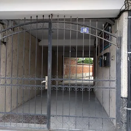 Modern Flat Near Downtown דירה *