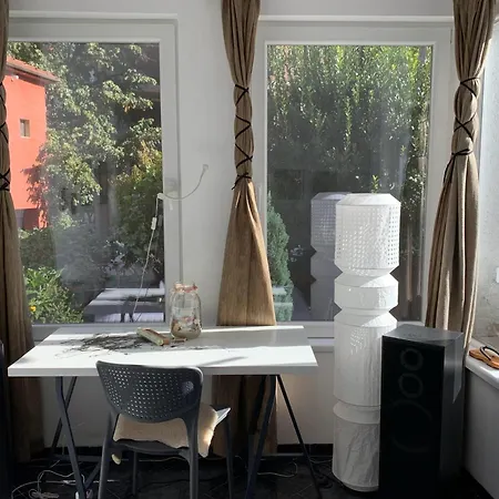 Modern Flat Near Downtown Apartment *