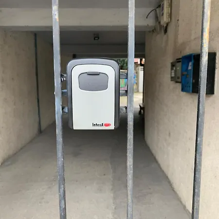 Modern Flat Near Downtown 아파트