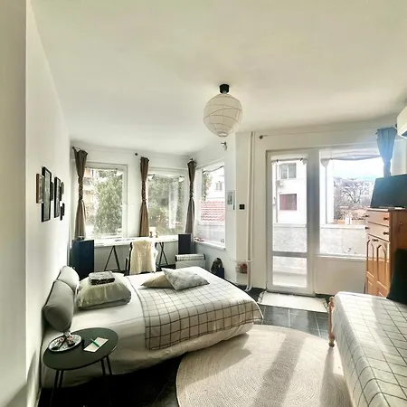 Modern Flat Near Downtown Апартаменты *