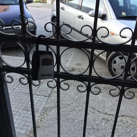 Modern Flat Near Downtown Apartment