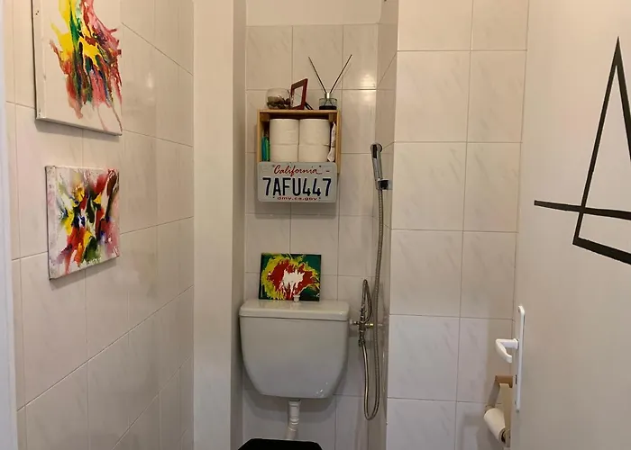 Modern Flat Near Downtown 플로브디프