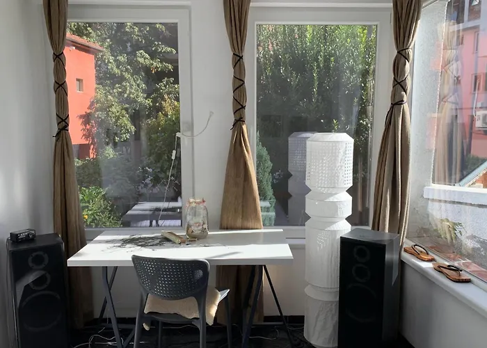 Modern Flat Near Downtown דירה *