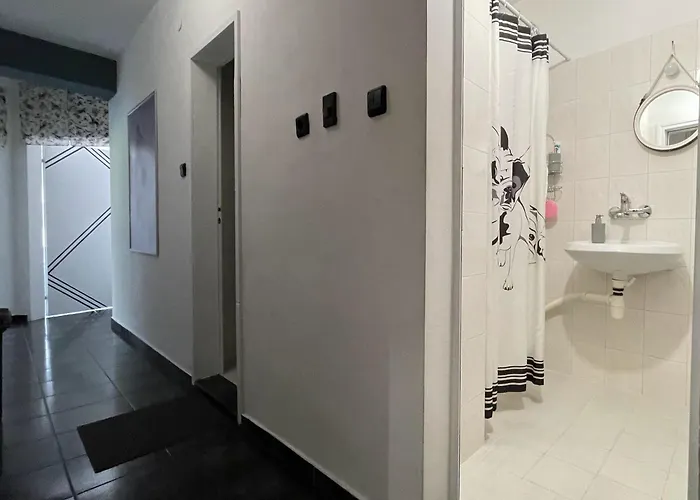 Modern Flat Near Downtown דירה *